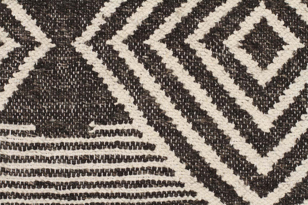 Monument Aztec Charcoal